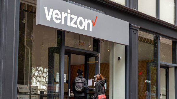 Verizon’s Revenue Rises After TracFone Takeover