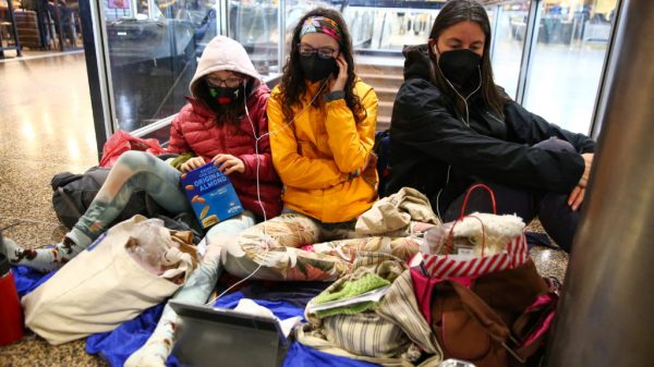 Stay updates: 2,300 U.S. flights cancelled amid outbreak