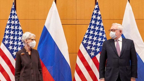 U.S. and Russia maintain talks amid tensions linked to Ukraine