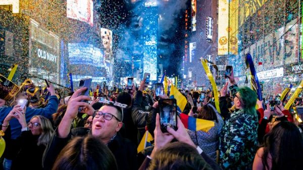 New York rings in 2022 with Occasions Sq. ball drop, however COVID-19 retains crowd smaller – Nationwide