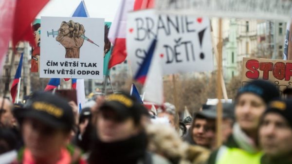 1000’s rally in Prague towards vaccination mandate