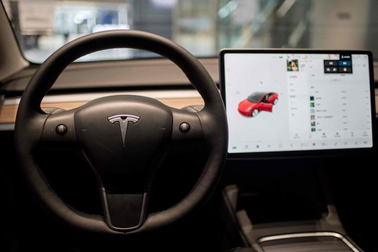 US seeks extra data from Tesla on distracted drive sport probe