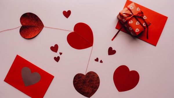 Showered with items and a focus? Watch out, it is perhaps ‘love bombing’