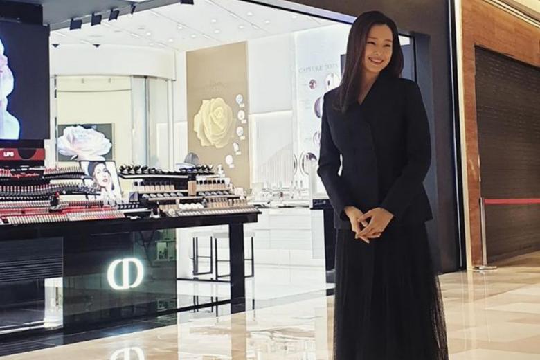 Actress Honey Lee hides child bump in social media pictures