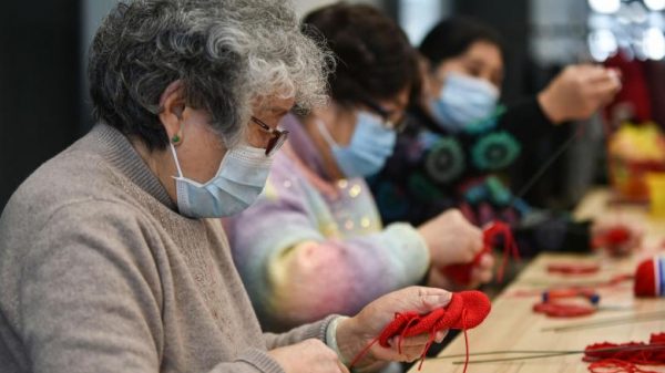 Shanghai grannies knit love and satisfaction into Olympic bouquets