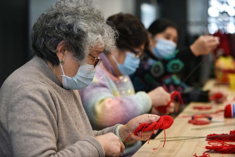 Shanghai grannies knit love and satisfaction into Olympic bouquets