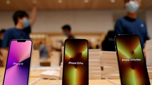 Apple to show iPhones into fee terminals in fintech push