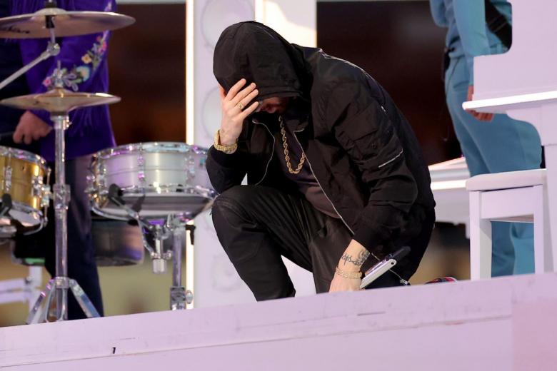 Eminem kneels at Tremendous Bowl’s high-wattage hip-hop half-time present