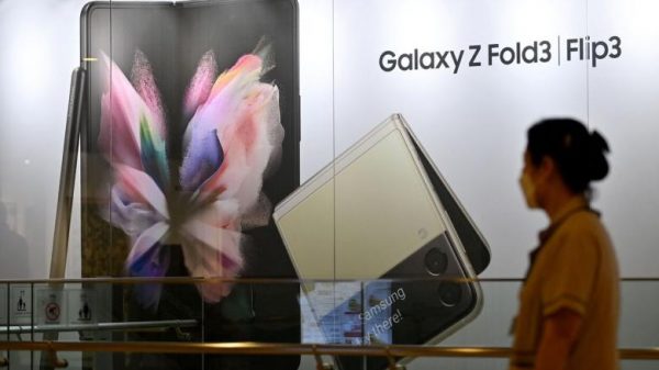 International shipments of foldable smartphones surge 148% in 2021
