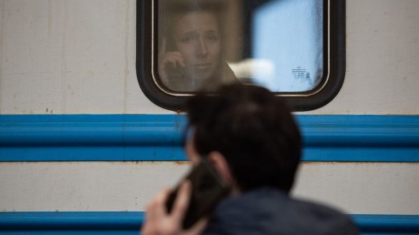 In Ukraine Conflict, Holding Telephones On-line Turns into Key Protection