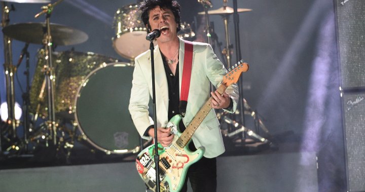 Inexperienced Day’s Billie Joe Armstrong says he’ll ‘resign’ U.S. citizenship over Roe v. Wade – Nationwide