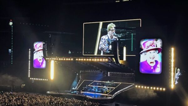 Elton John pays tribute to Queen Elizabeth II at his remaining Toronto present